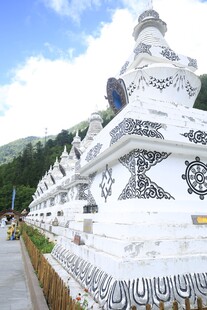 精美白色佛塔雕塑景观