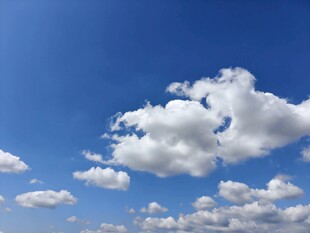 蓝天飘白云