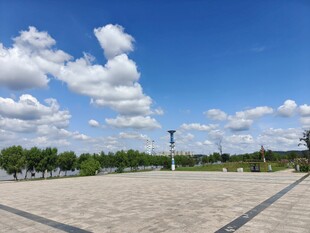 开阔广场蓝天白云美景
