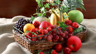 装满多彩水果的编织篮