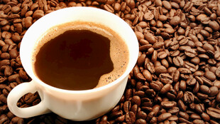 一杯香浓咖啡与咖啡豆