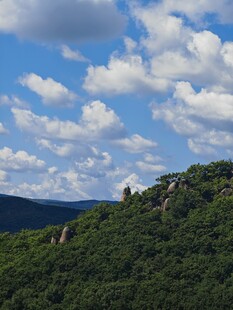 青山蓝天间的秀丽风光
