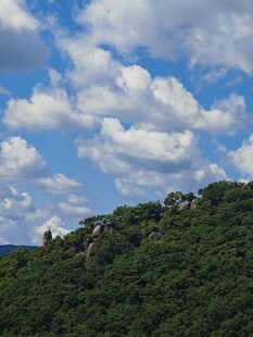 青山蓝天间的秀丽景致
