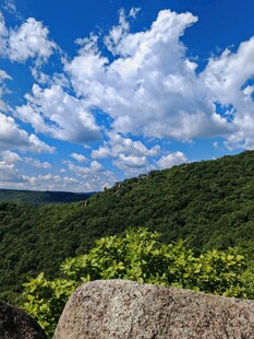 青山蓝天间的壮阔自然景观