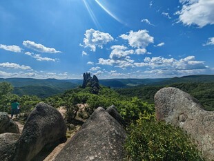 山顶壮美风光与岩石景观