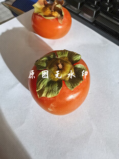 两个带叶柿子