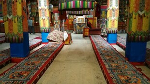 藏传佛教寺庙内景