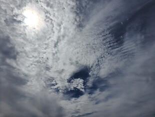 天空中的阳光与云朵