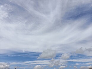 天空中的丝状云彩景观