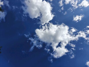 蓝天中的蓬松白云
