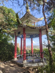 山林中的古典红柱凉亭