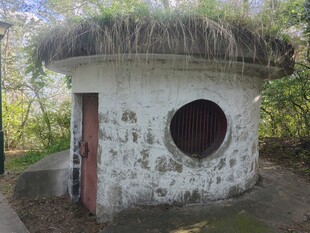 草顶圆窗小屋