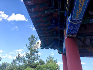 中式屋檐下的蓝天绿树