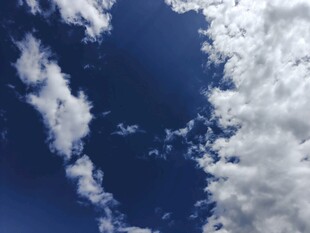 蔚蓝天空中的洁白云朵