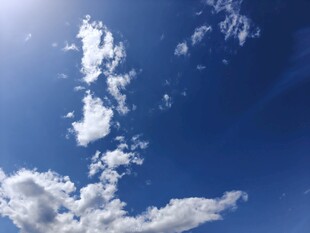 蓝天飘白云