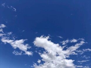 蓝天中的蓬松白云