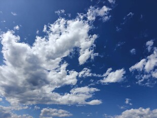 蓝天飘白云美景如画