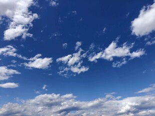 蓝天之上飘浮的朵朵白云