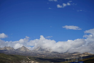 蓝天白云下的壮丽山脉