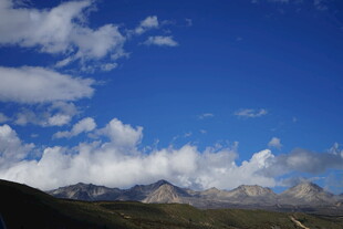 蓝天白云下的壮美山峦