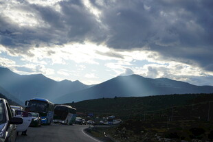 山间公路上的车辆与风景