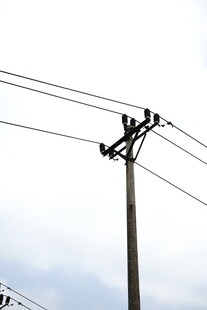 户外电线杆与架空电线