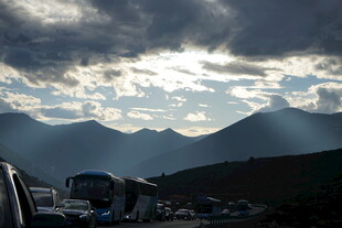 山间云隙透光照车辆