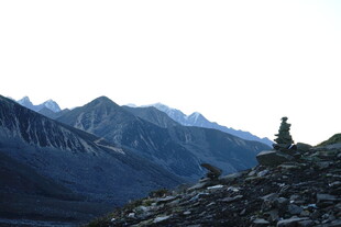 一人独赏壮美山景