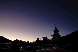 夜幕下的建筑与朦胧天色