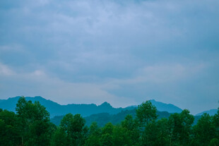 山林云雾间的自然景致