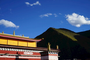 藏式建筑映蓝天雪山