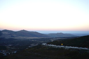 山间暮色中的蜿蜒道路