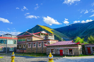 山间藏式风格建筑风光