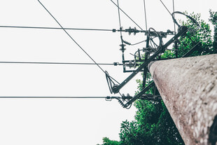 仰视视角下的电线与电杆