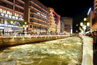 城市河畔夜景 水流湍急
