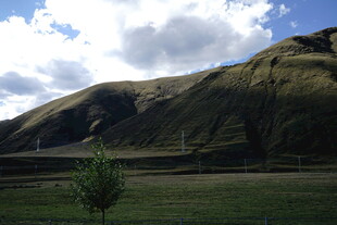 青山绿草间的开阔景致