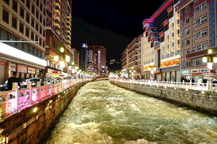 夜晚河畔繁华街景