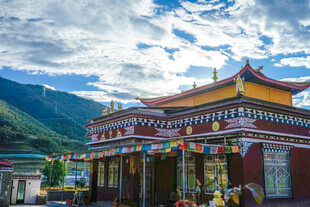 藏式建筑 蓝天白云下的风景