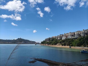 湖畔城市风光宁静美好