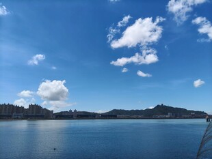 蓝天碧水间的宁静湖泊