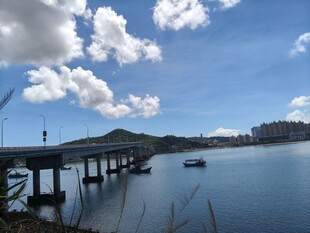 宁静湖畔的长桥与小船