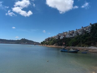 湖畔风光小船静泊于岸