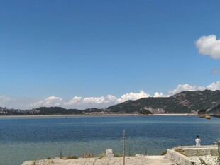 海滨风光宁静水域与远山