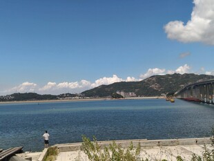 海滨风光宁静的蓝色水域