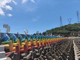 多彩海上设施排列在海岸