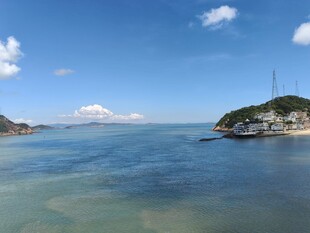 碧海蓝天中的美丽海岛