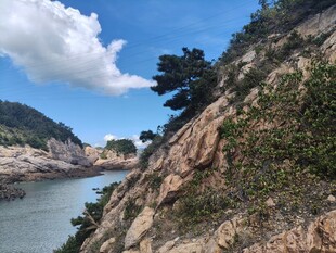 海岸边的嶙峋山石与蓝天