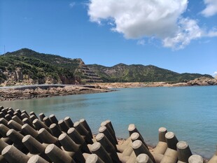 海边防波堤与蓝天青山