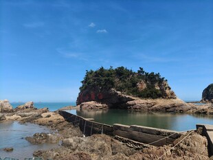 海边孤舟与远处小岛