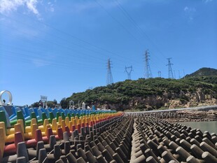 海边多彩设施与防波堤景观